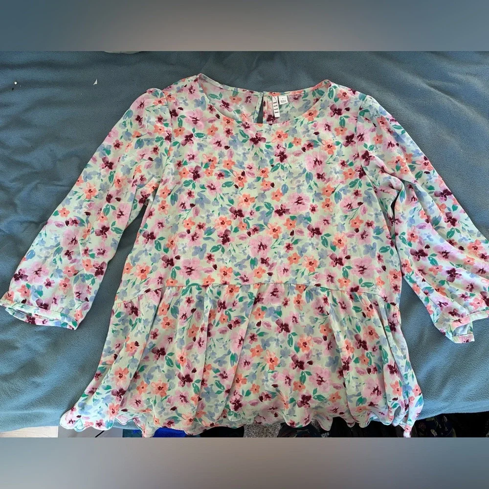 Elle Colorful Floral Top size large hi lo - Picture 1 of 4